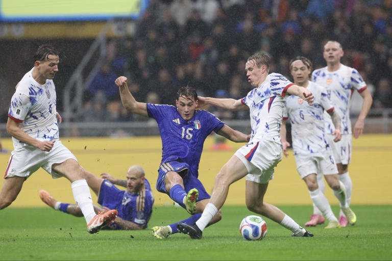 Timnas Italia harus lewat playoff untuk lolos putaran final piala dunia 2026. Terancam gagal lolos.