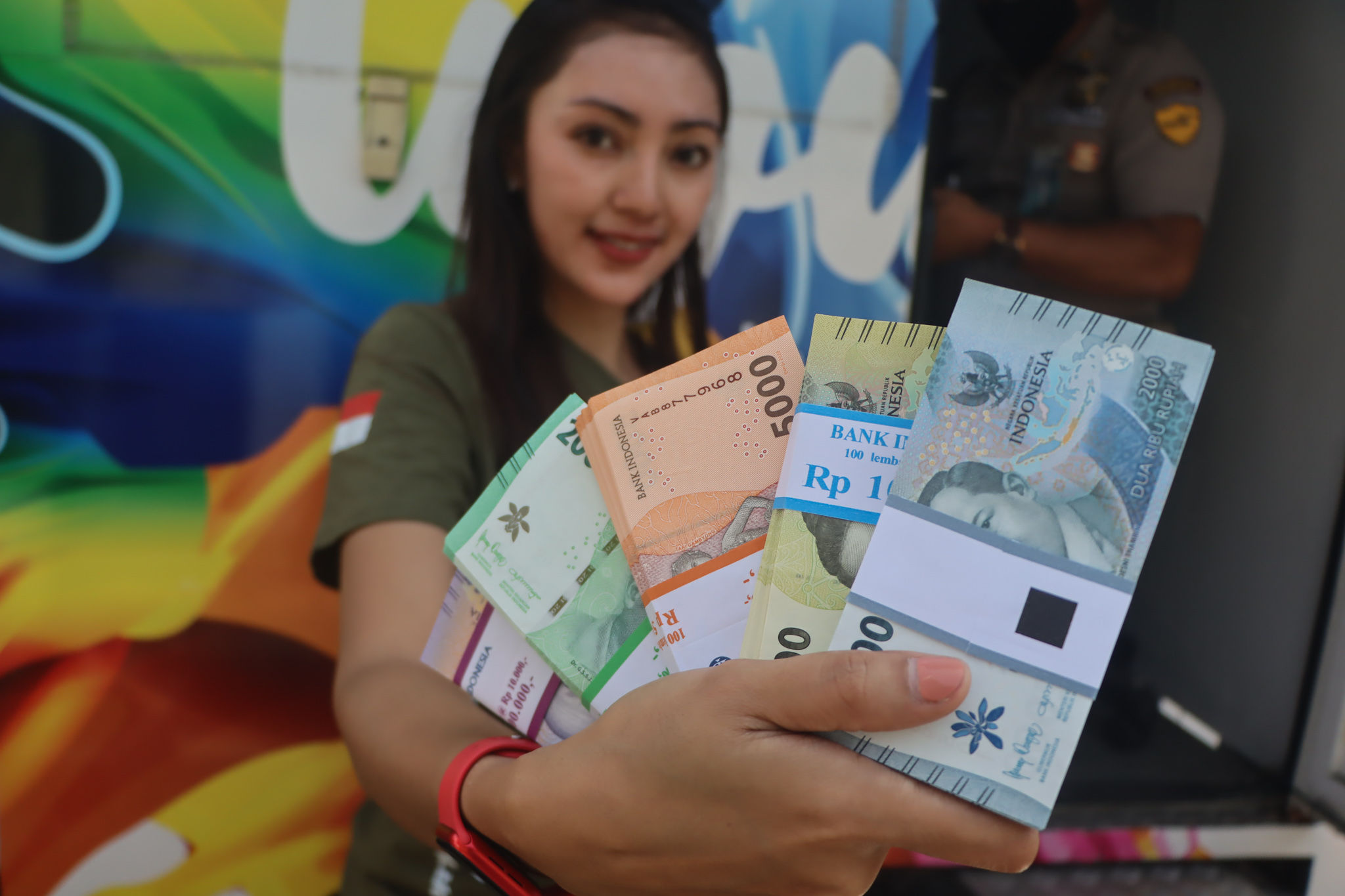 Ilustrasi uang rupiah - Kabar kenaikan gaji pensiunan PNS.