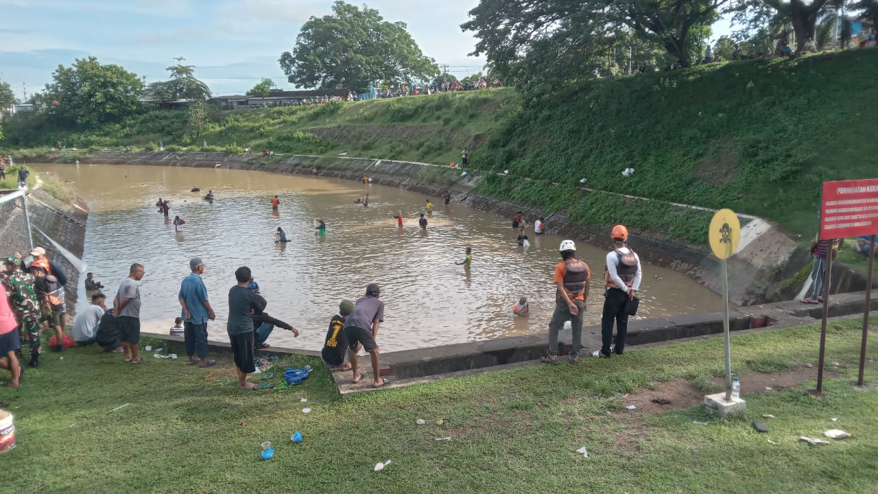 Warga serbu mencari ikan di sungai menyusul ditutupnya pintu irigasi Colo Timur dan Barat