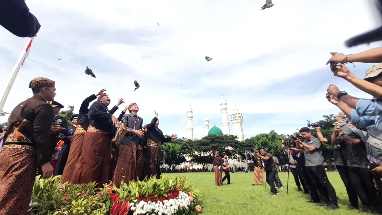 Upacara HUT Karanganyar semakin meriah dengan hadirnya KGPAA Mangkunegara X