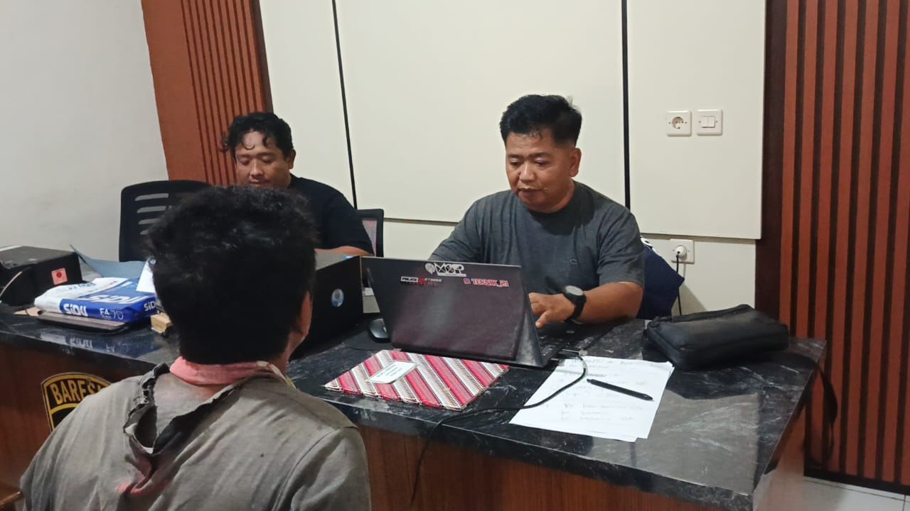 Aksi pencurian kabel penerangan jalan umum berhasil ditangkap petugas.