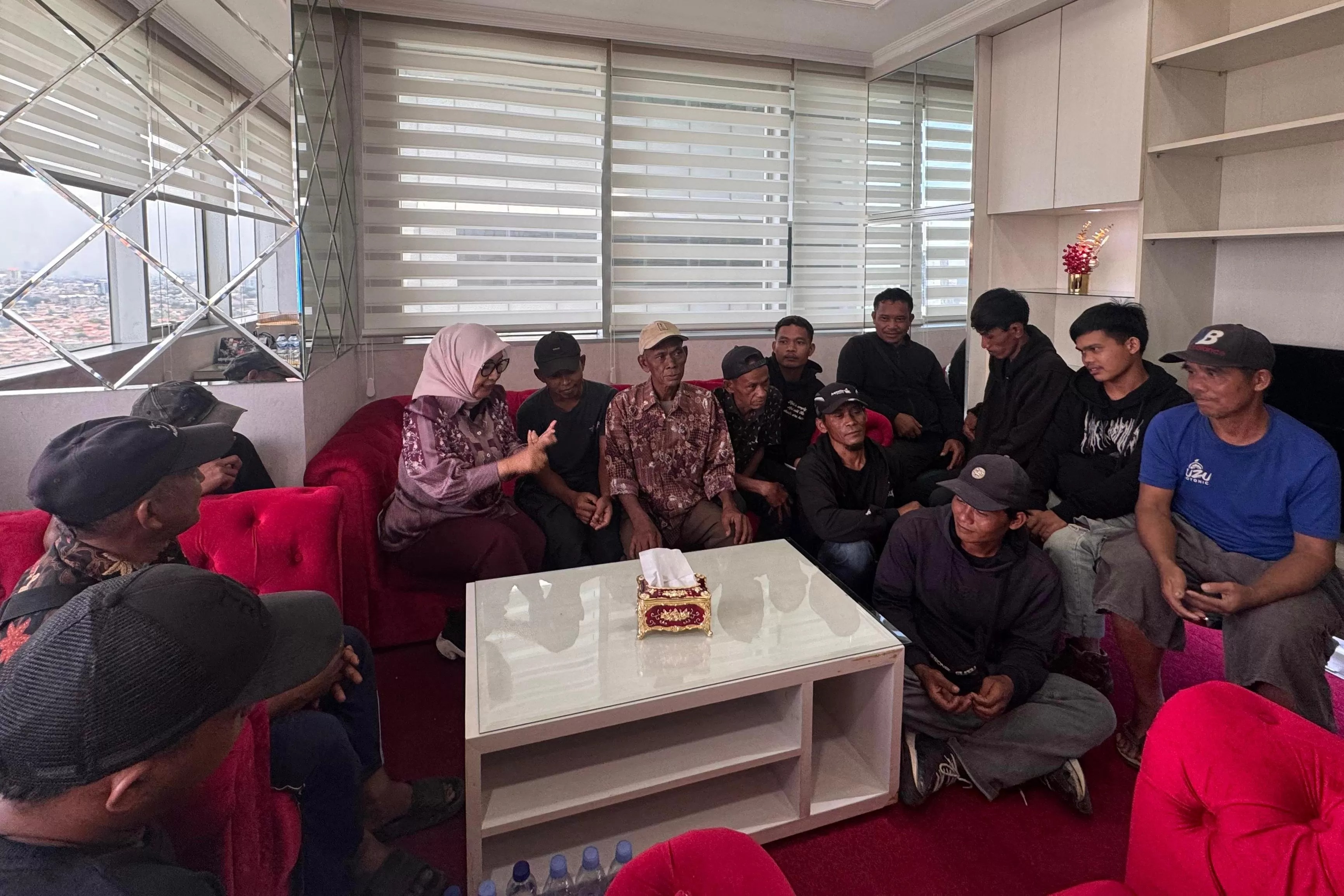 Anggota Komisi VI DPR RI, Imas Aan Ubudiyah bersama 13 warga Garut dan Tasikmalaya yang menjadi korban penipuan sawit.