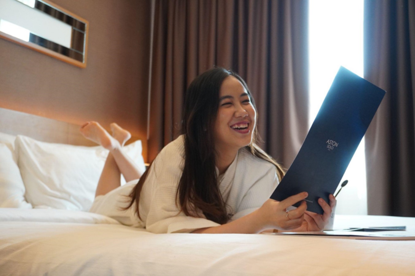 Tamu menikmati kamar Aston Solo Hotel.
