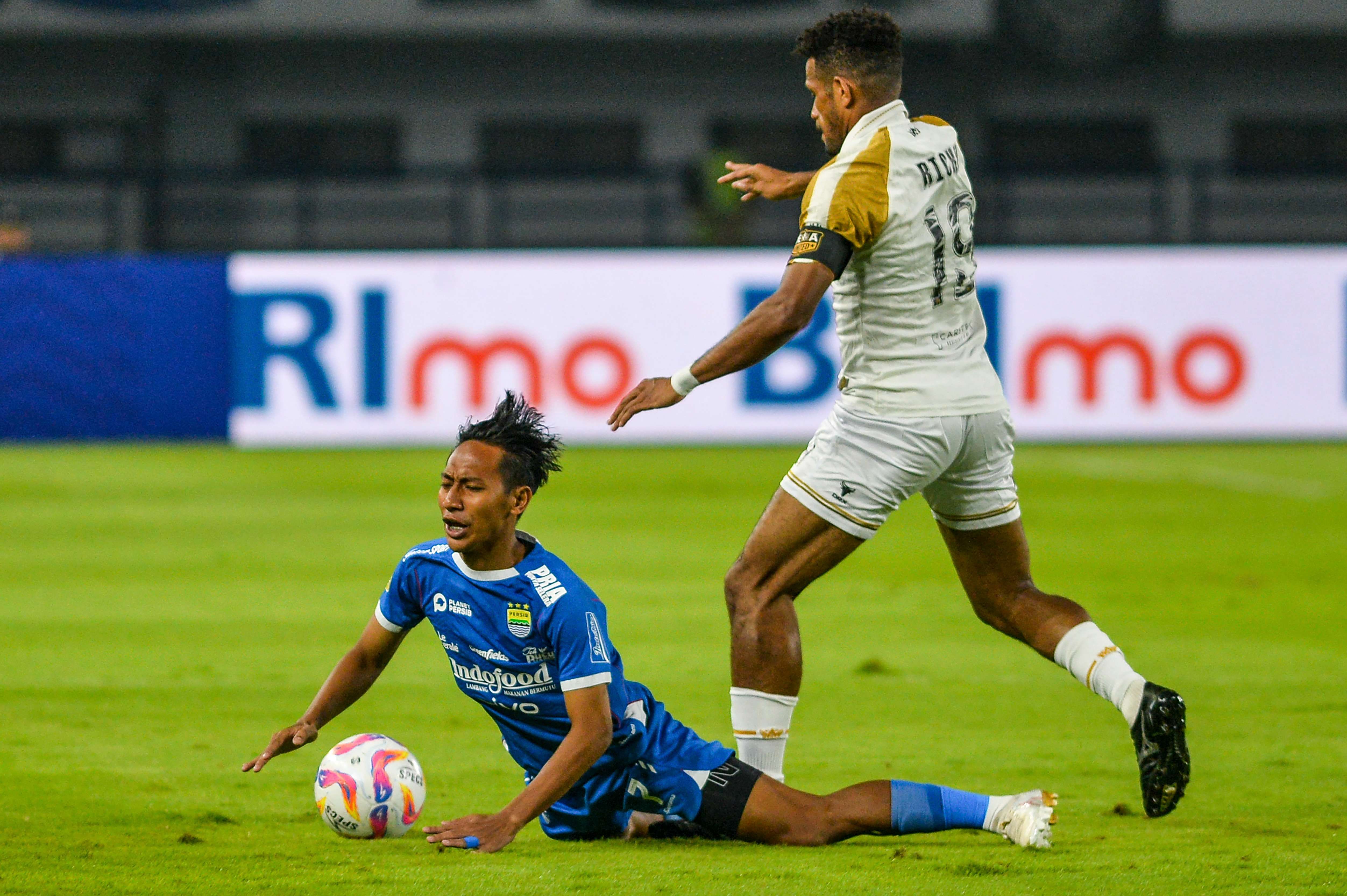 Beckham Putra (kiri) berebut bola dengan Ricki Kambuaya (kanan) saat pertandingan BRI Liga 1 di Stadion Gelora Bandung Lautan Api, Bandung, (17/1/2025)