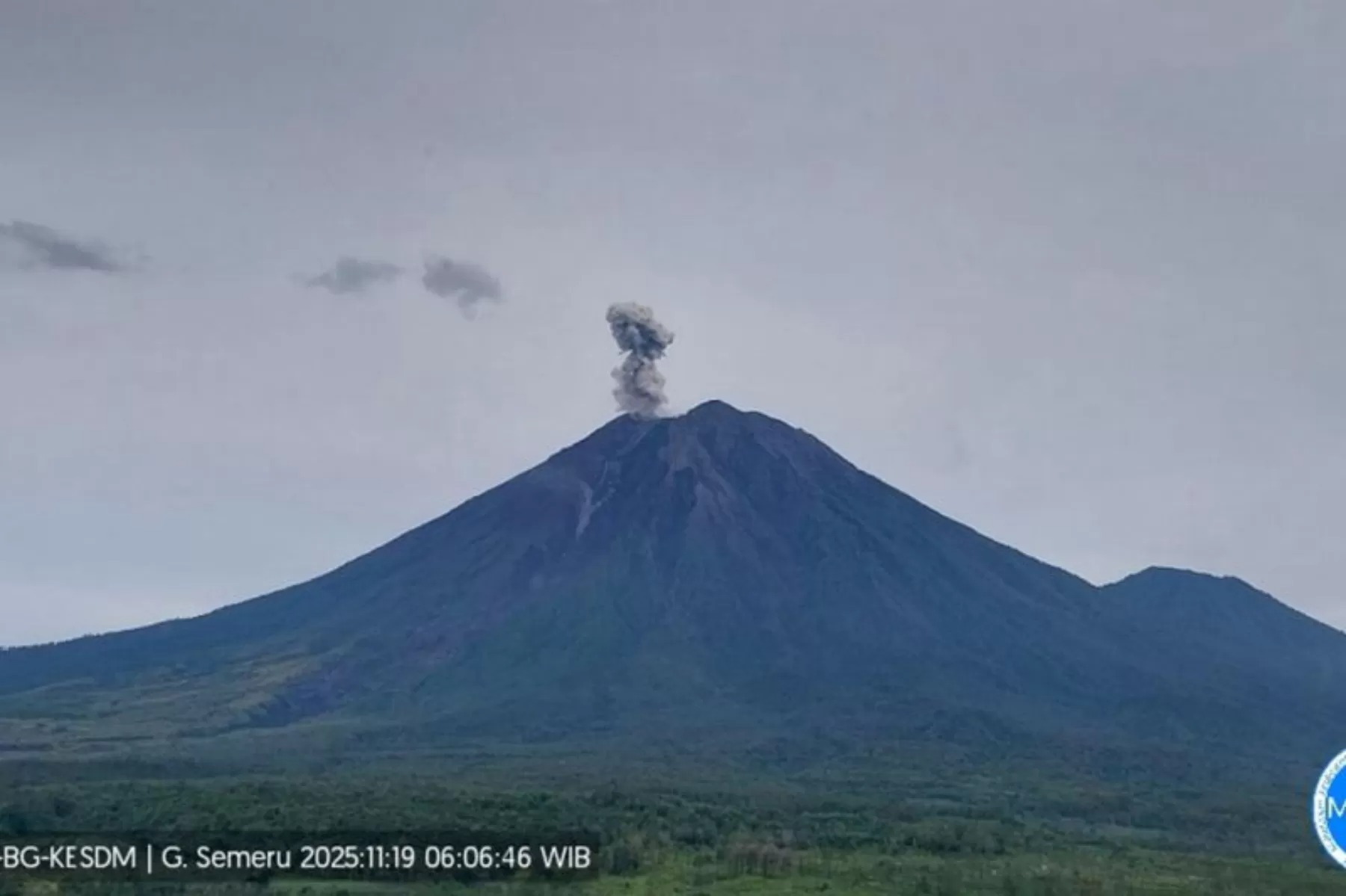 Gunung Semeru Erupsi pada Rabu (19/11/2025).