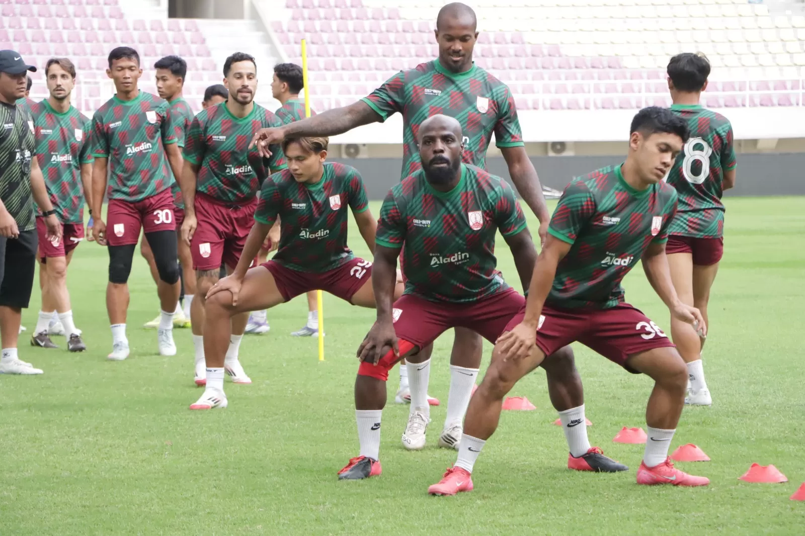 Pemain Persis Solo saat berlatih di Stadion Manahan.