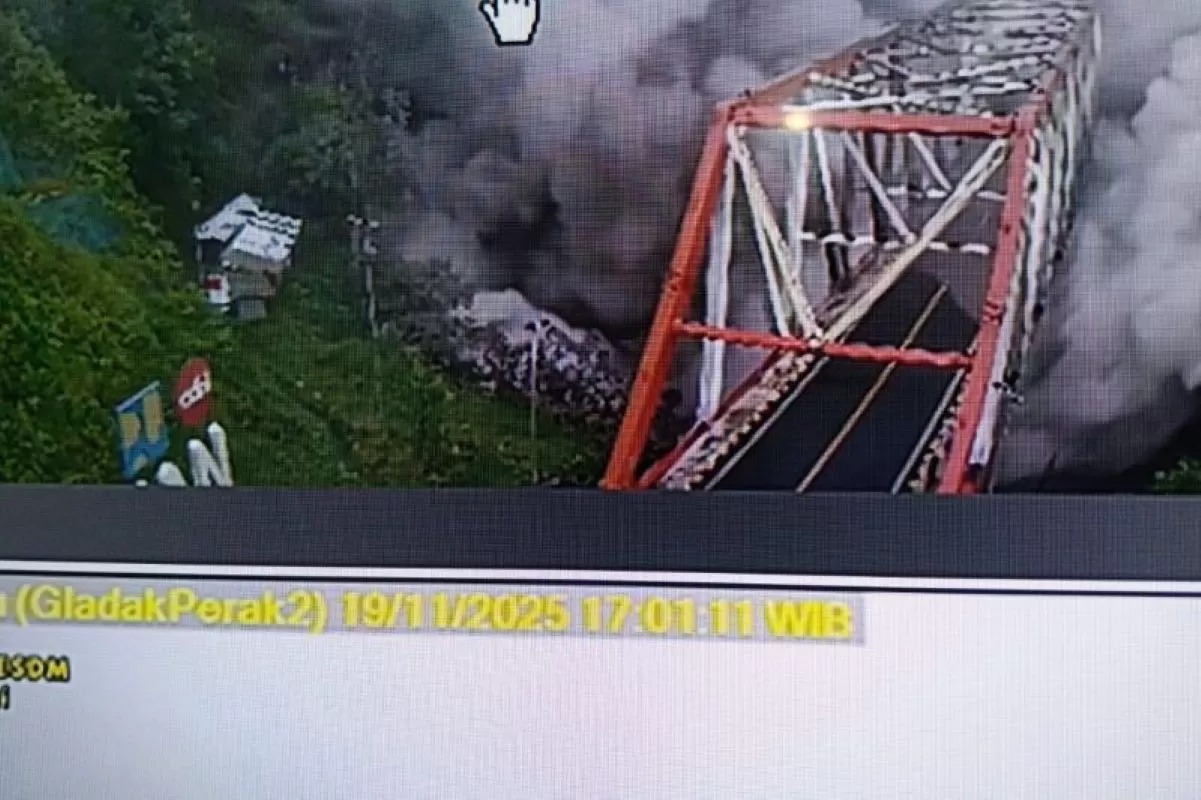Luncuran awan panas Gunung Semeru terpantau di CCTV di bawah jembatan Gladak Perak Lumajang pada Rabu (19/11) petang.