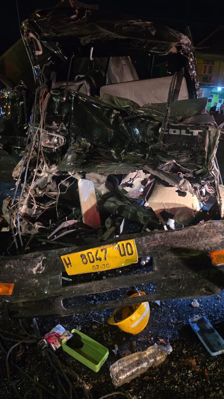 Kondisi L300 yang ringsek parah usai terabas lampu merah di Mojosongo Boyolali.