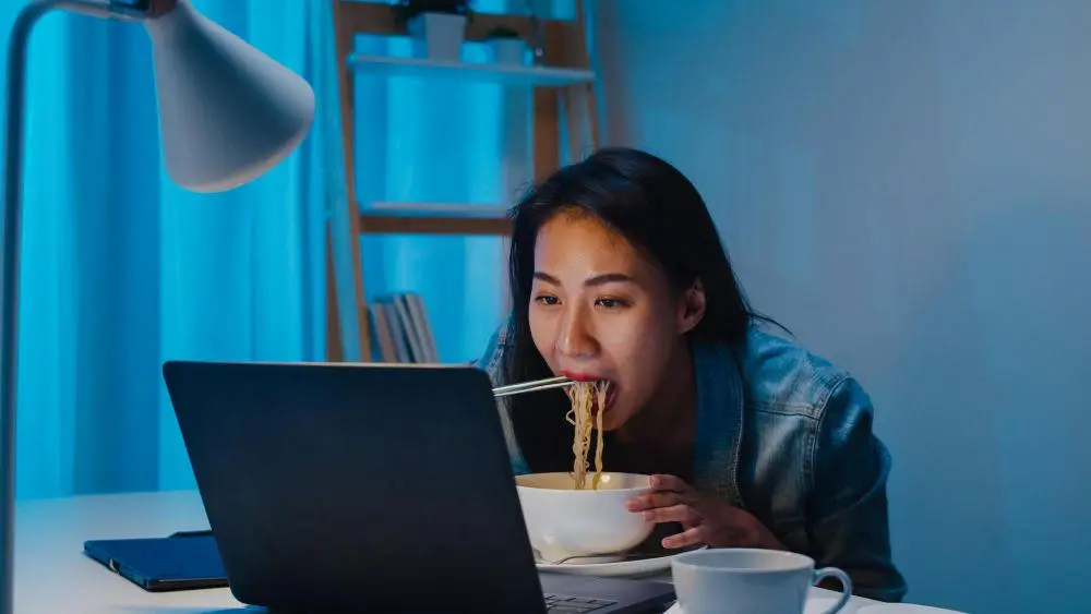 foto ilustrasi makan larut malam.