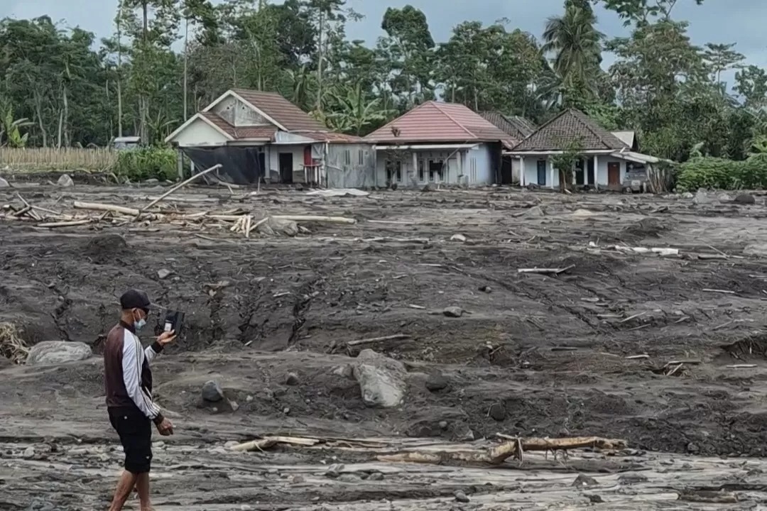 Kondisi di Desa Supiturang, Kecamatan Pronojiwo, Kabupaten Lumajang, yang terdampak erupsi Gunung Semeru cukup parah.