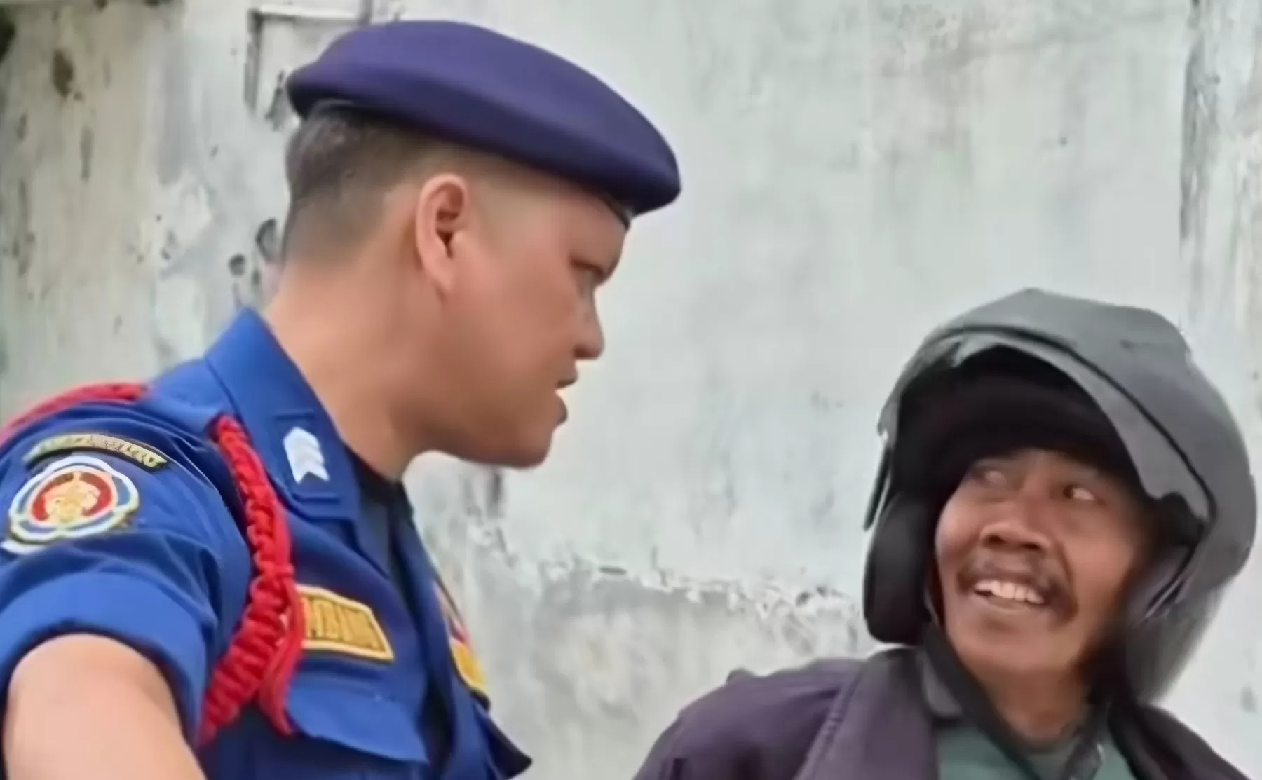 Seorang petugas Damkar Bendungan Hilir (Benhil), Jakarta Pusat, menegur pelaku eksibisionis dan catcalling terhadap seorang perempuan saat sedang lari pagi.