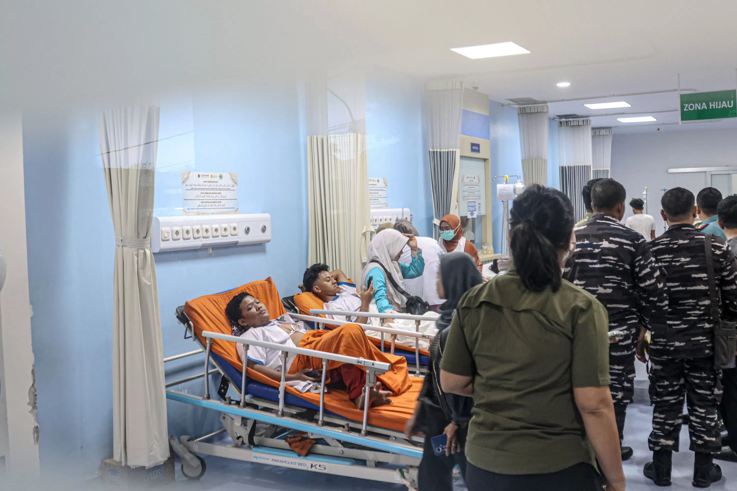 Sejumlah siswa SMA 72 yang terluka dirawat di IGD Rumah Sakit Islam Jakarta, Jumat (07/11/2025).