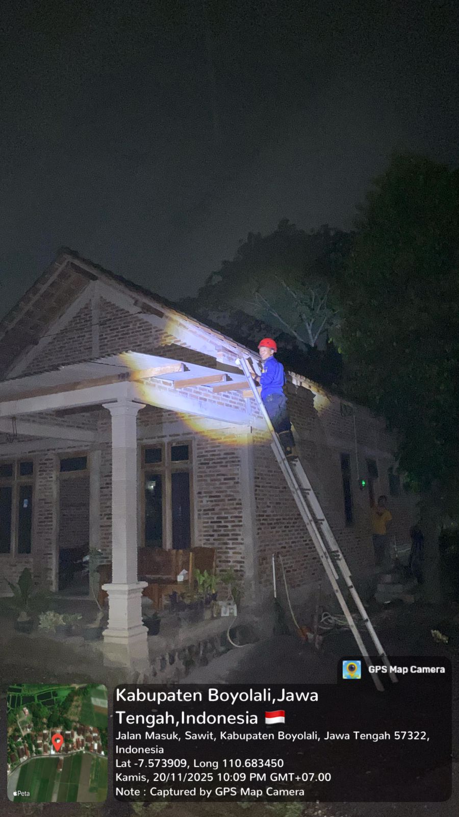 Damkar Boyolali Evakuasi Enam Sarang Tawon dalam Semalam