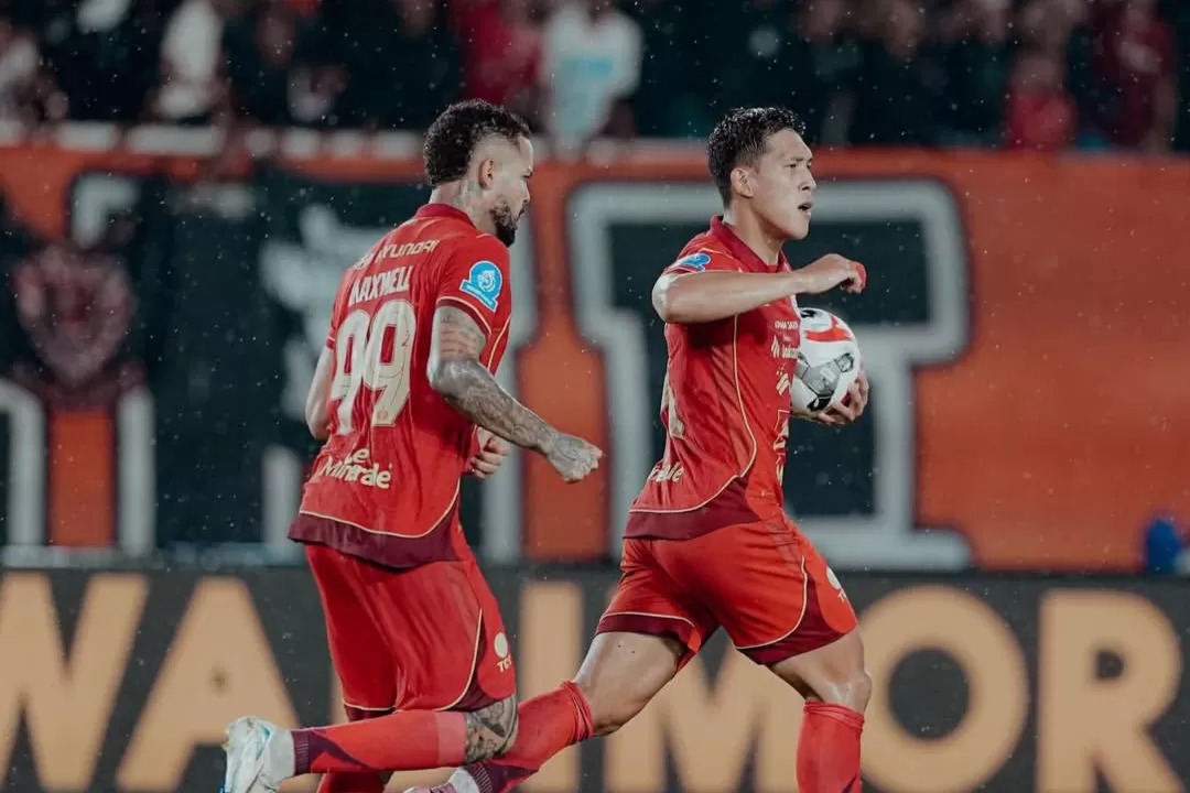 Persija Jakarta berhasil menang 3-1 atas Persik Kediri setelah sempat tertinggal 0-1 di babak pertama.