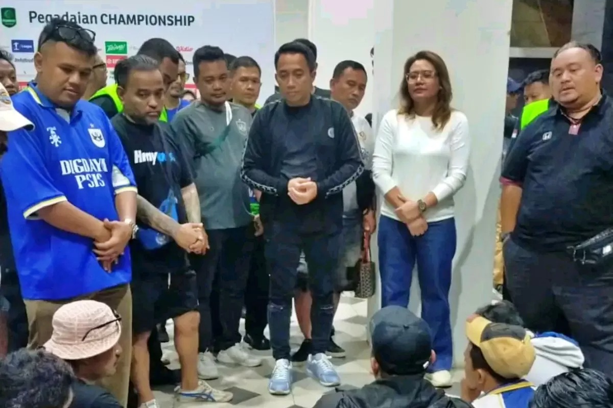 Panser Biru saat berdiskusi dengan Datu Nova.