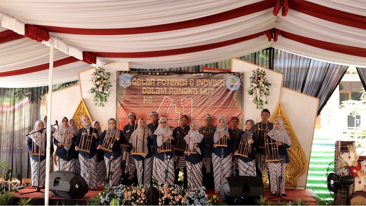 Kreativitas GTK memainkan angklung.