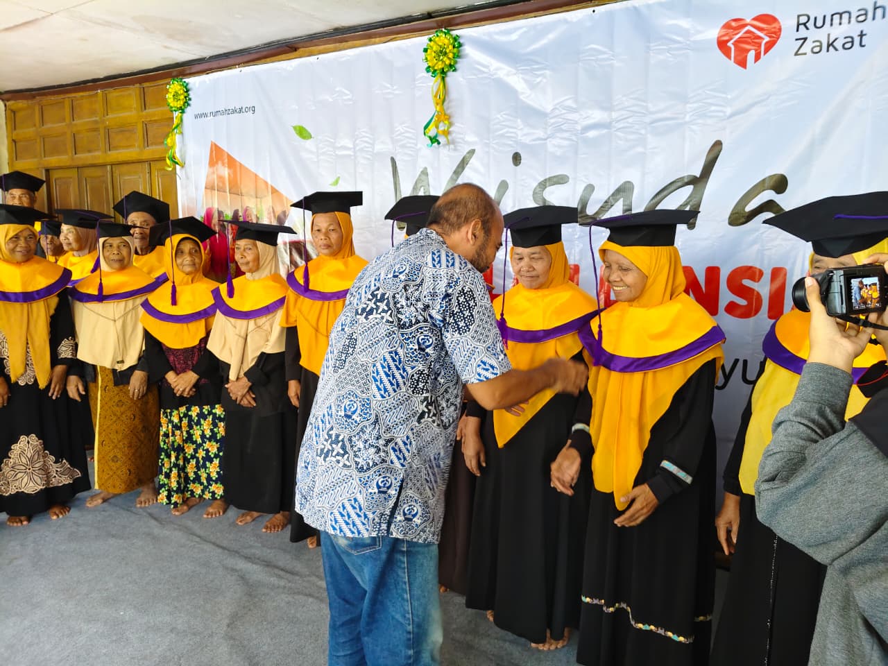 Rumah Zakat Gelar Wisuda Sekolah Lansia