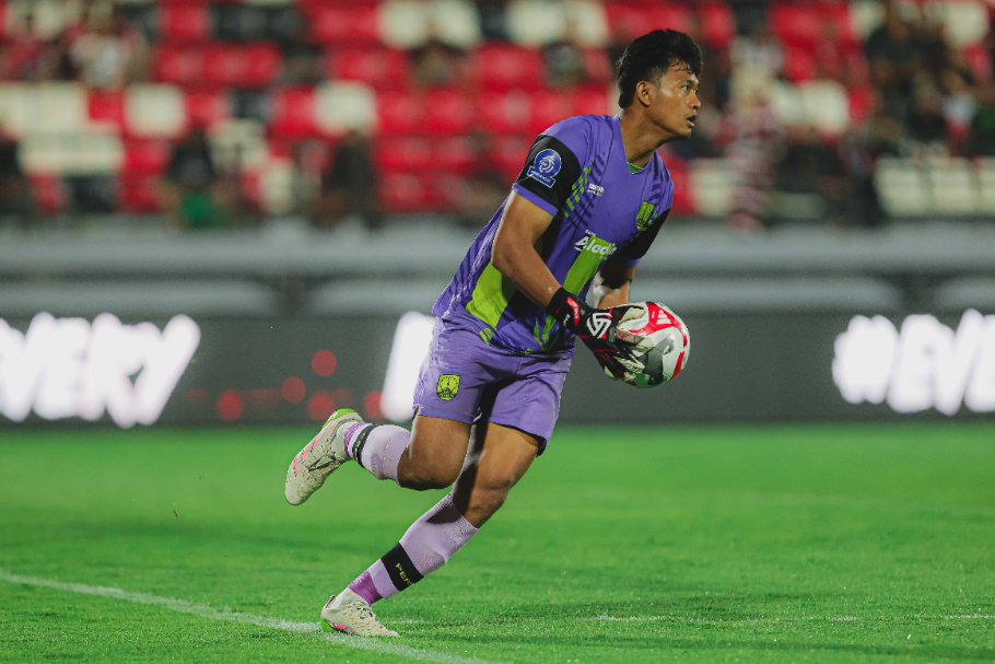 Kiper Persis Solo M. Riyandi saat bermain melawan Bali United, Minggu (23/11/2025).