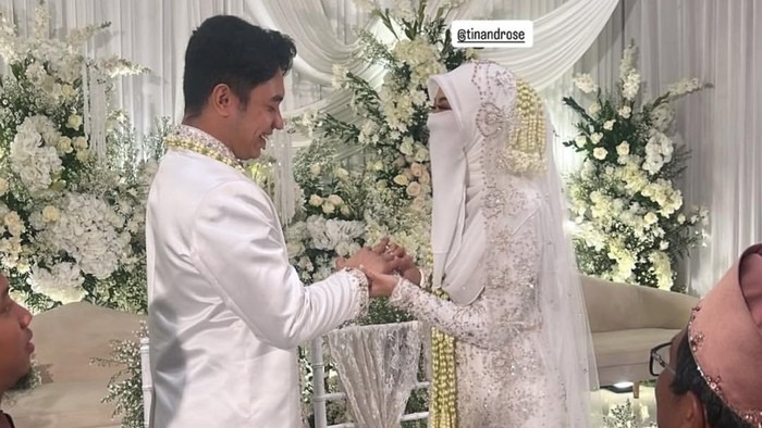 Fiki Naki resmi menikah dengan Tinandrose.