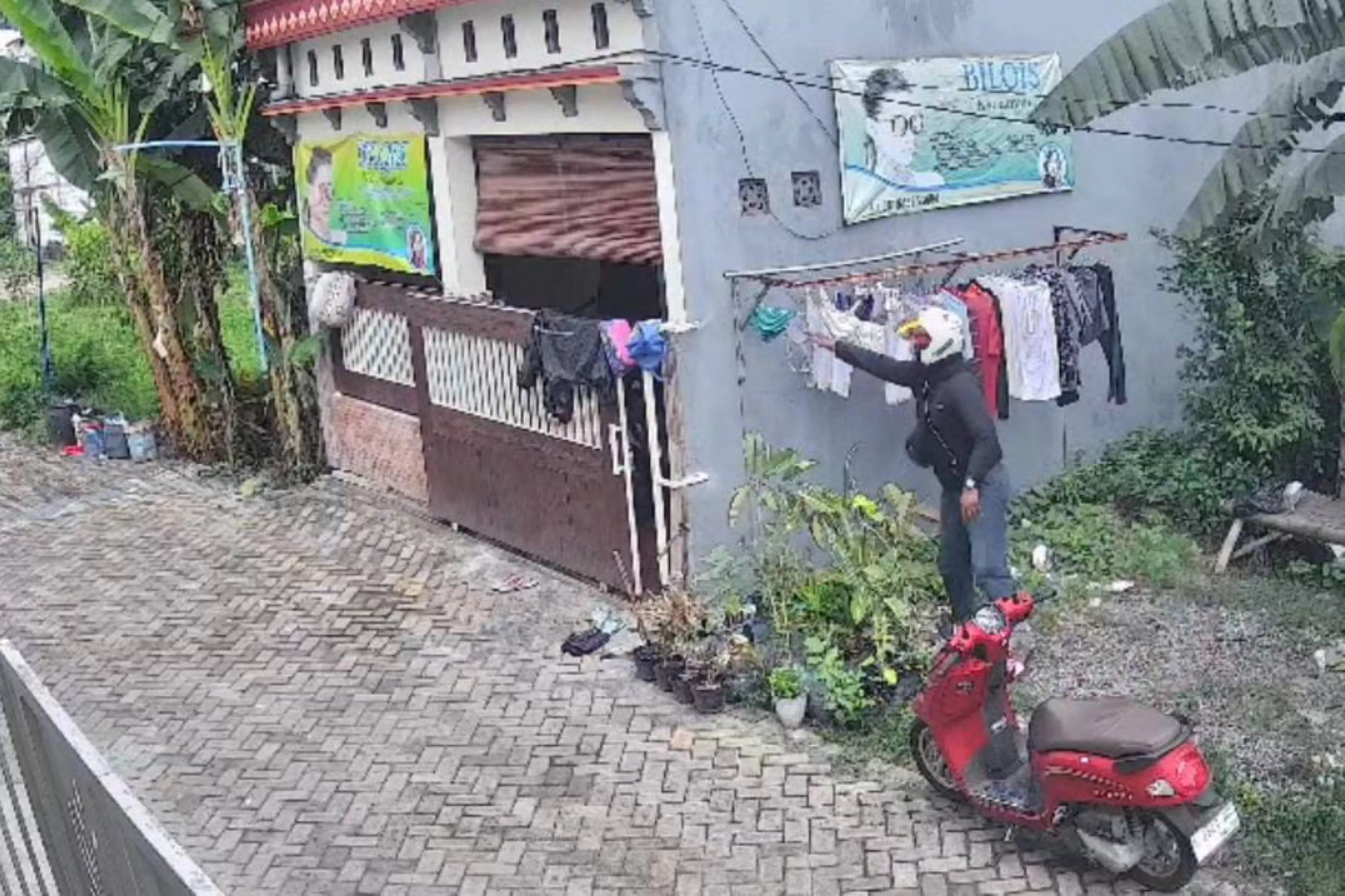 Rekaman CCTV yang menunjukkan RAS sedang mencuri pakaian dalam wanita di&nbsp;Desa Randuagung, Kebomas, Gresik.
