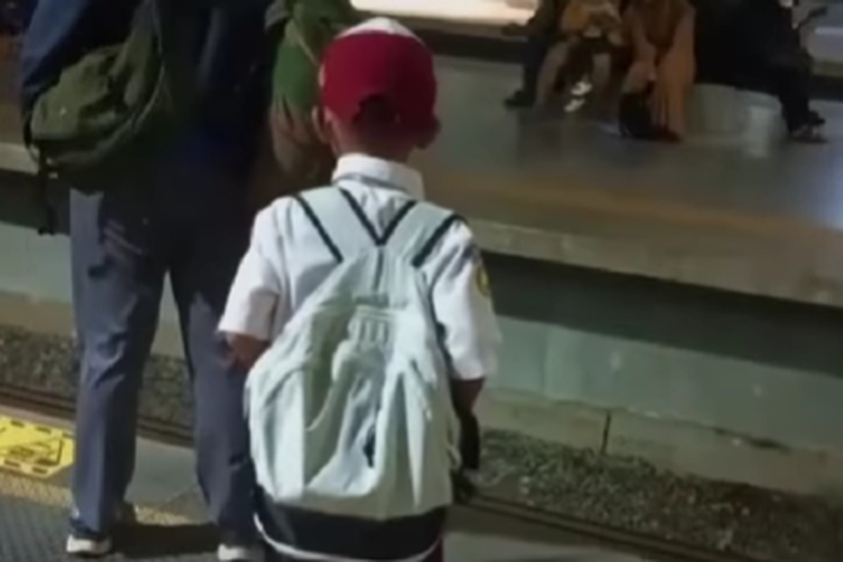 Seorang siswa SD di Duren Sawit harus berangkat sekolah sendiri menggunakan KRL sejak subuh dari Tangerang.