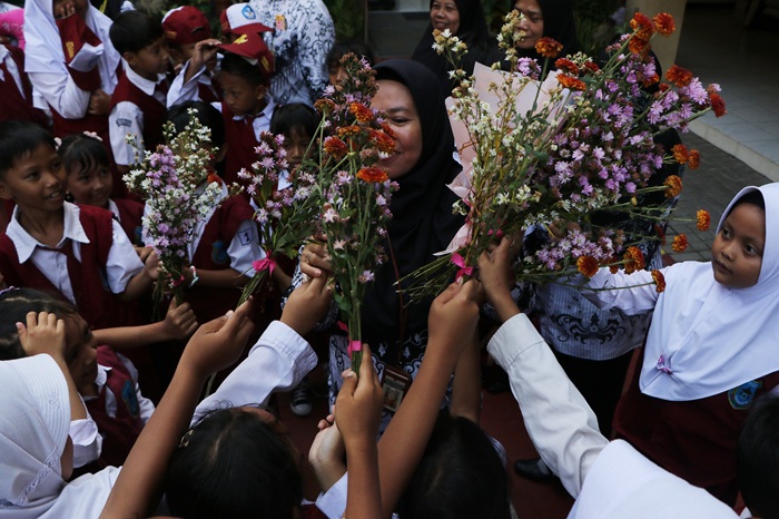 Peringatan Hari Guru Nasional di SDN Joglo berlangsung penuh haru. Sebanyak 485 siswa memberikan bunga, makanan, cokelat, dan kreasi unik sebagai bentuk terima kasih