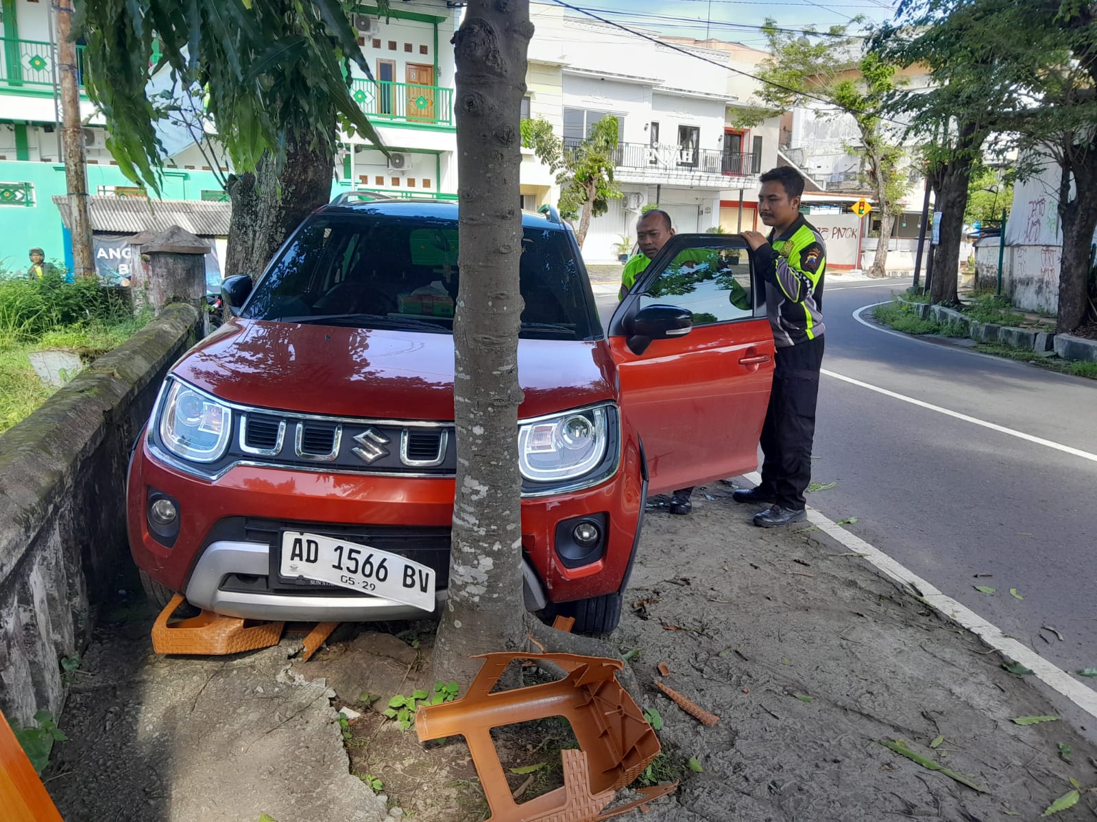 Suzuki Ignis Hilang Kendali, Hantam Lapak PKL di Jalan Melati Klaten