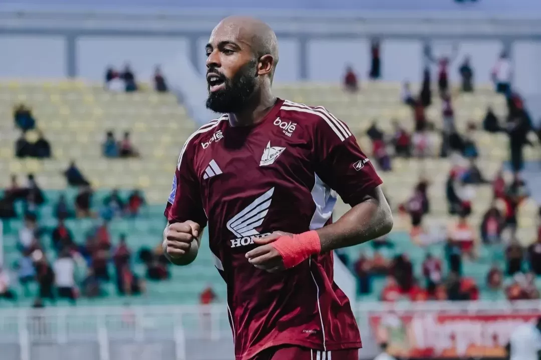 Selebrasi Alex Tanque setelah cetak gol ke gawang PSBS Biak.