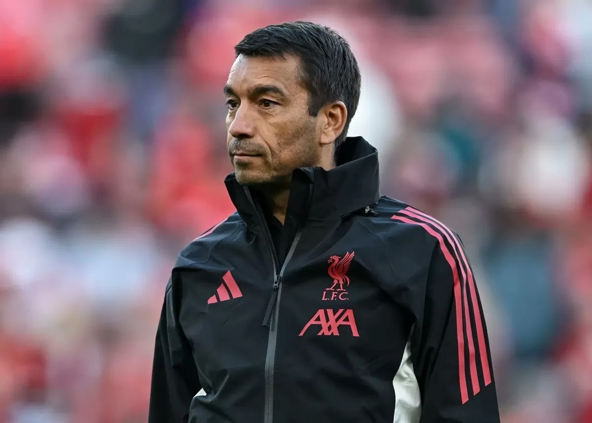 Giovanni van Bronckhorst dikabarkan menjadi salah satu kandidat pelatih Timnas Indonesia, berikut prestasi sosok keturunan Maluku tersebut.