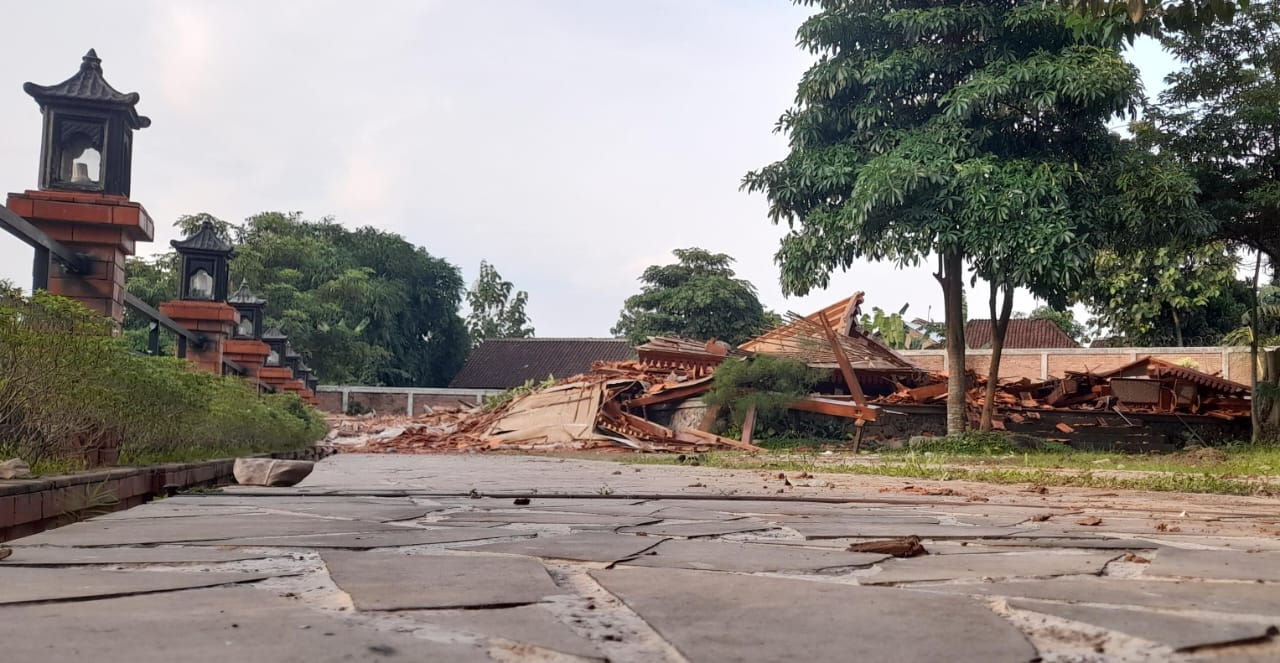 Rumah joglo mewah milik seorang pendatang di Popongan, Karanganyar dirobohkan pemiliknya.