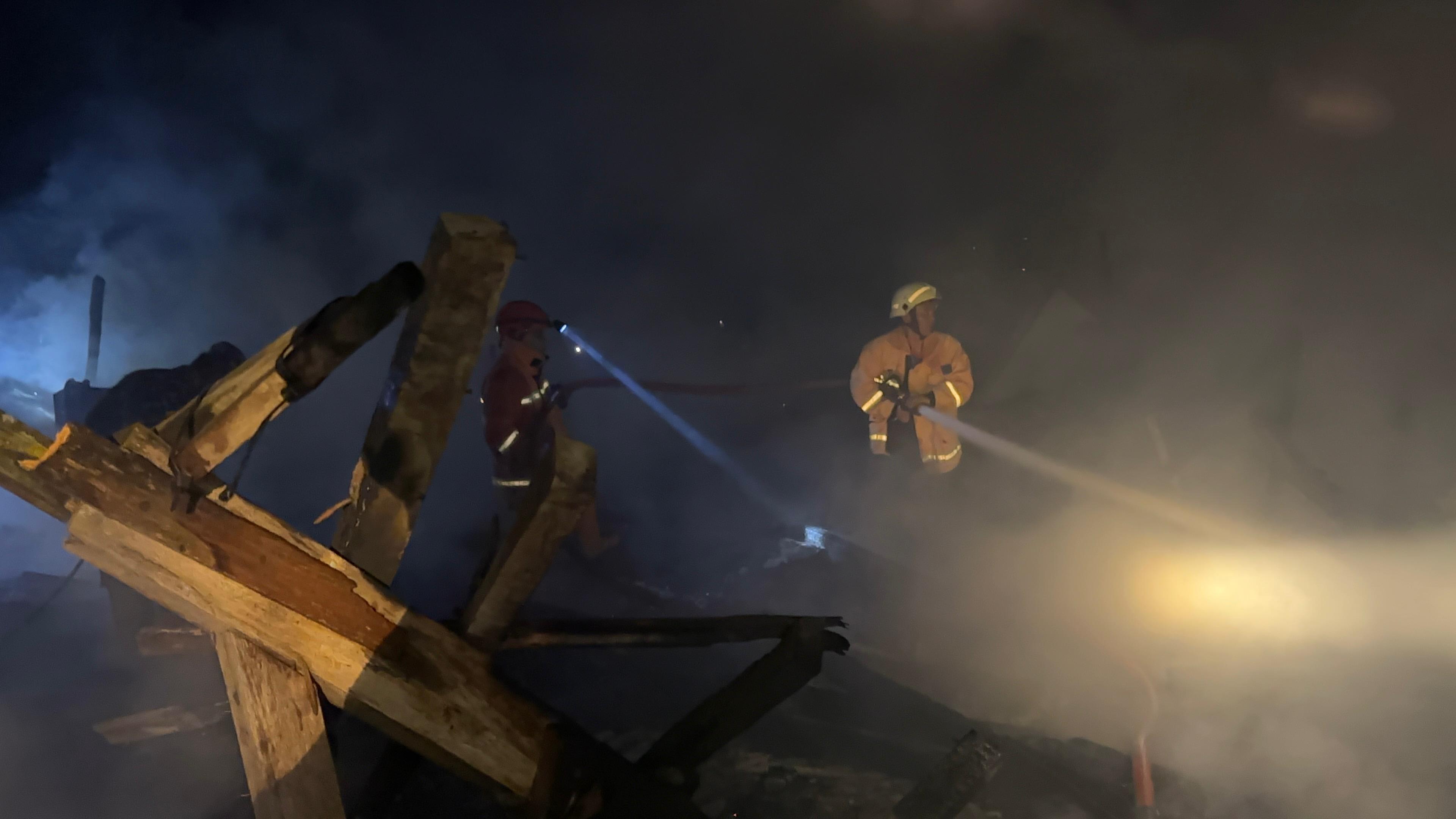 Kebakaran hebat  meludeskan dua rumah di Desa Pengkol, Tanon, Sragen, Selasa  (25/11)