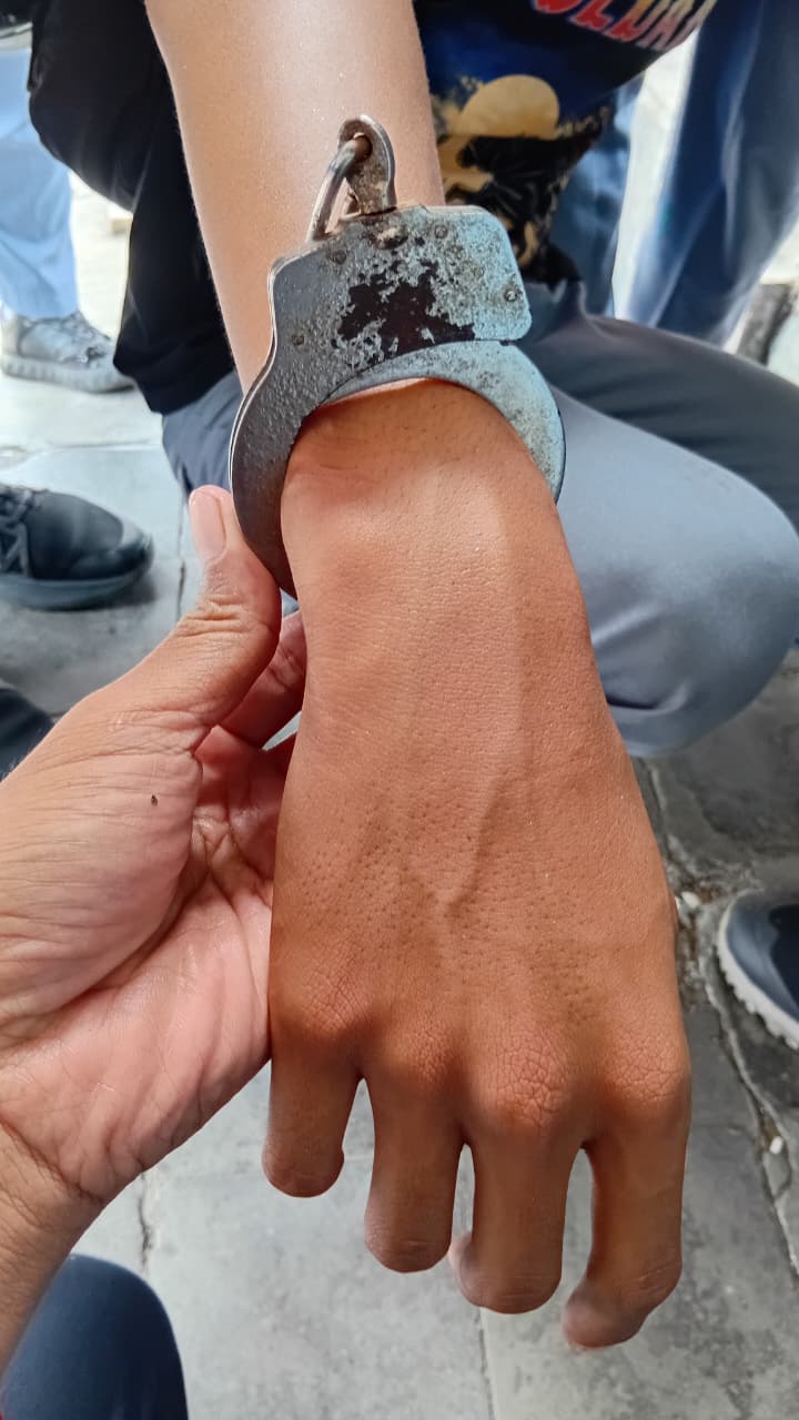 petugas Damkar, membantu melepas borgol yang mengunci tangan seorang pelajar SMKN 2 Wonogiri