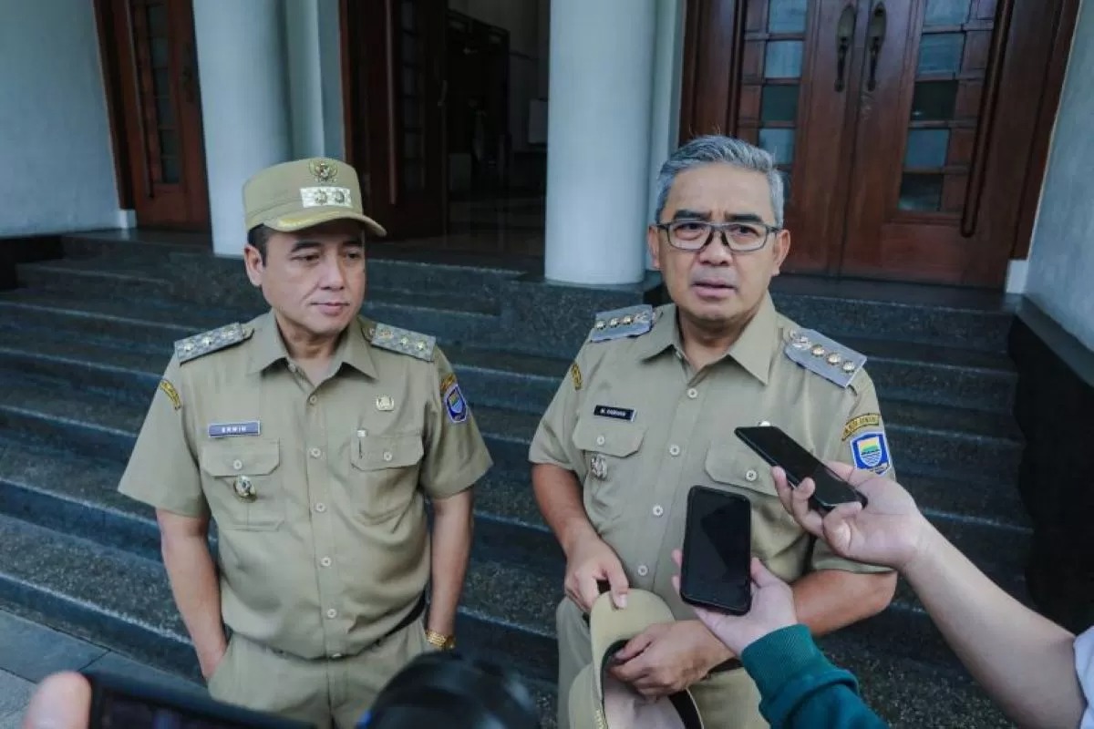 Wali Kota Bandung Muhammad Farhan (kanan).
