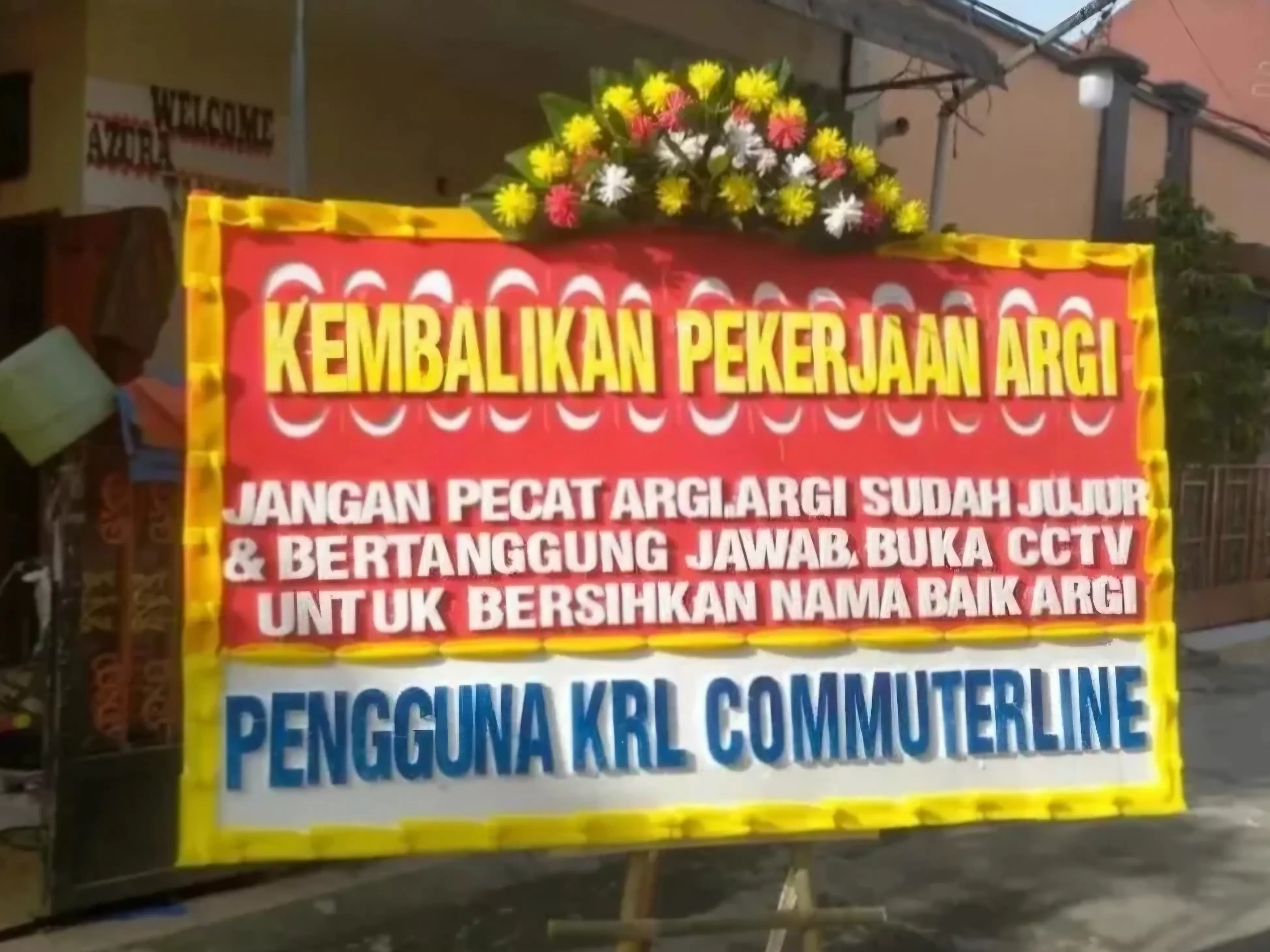 Papan bunga dukungan kepada petugas front liner KAI, Argi, yang diduga dipecat karena permasalahan tumbler Tuku hilang, Kamis (27/11).