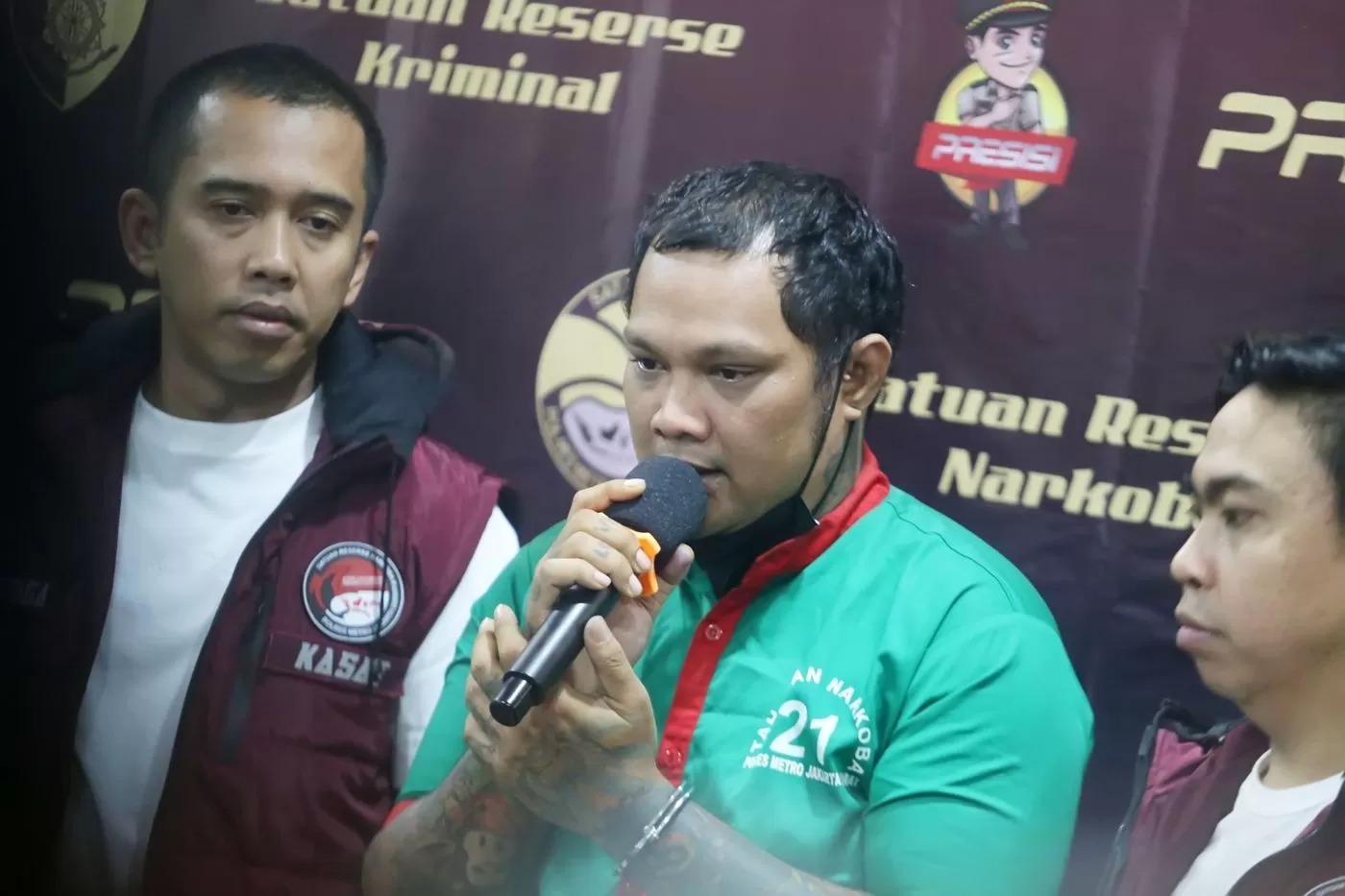 Penyanyi Virgoun dipuji netizen karena dianggap menyebarkan video CCTV yang membongkar skandal dugaan hubungan intim Inara Rusli dan Insanul Fahmi.