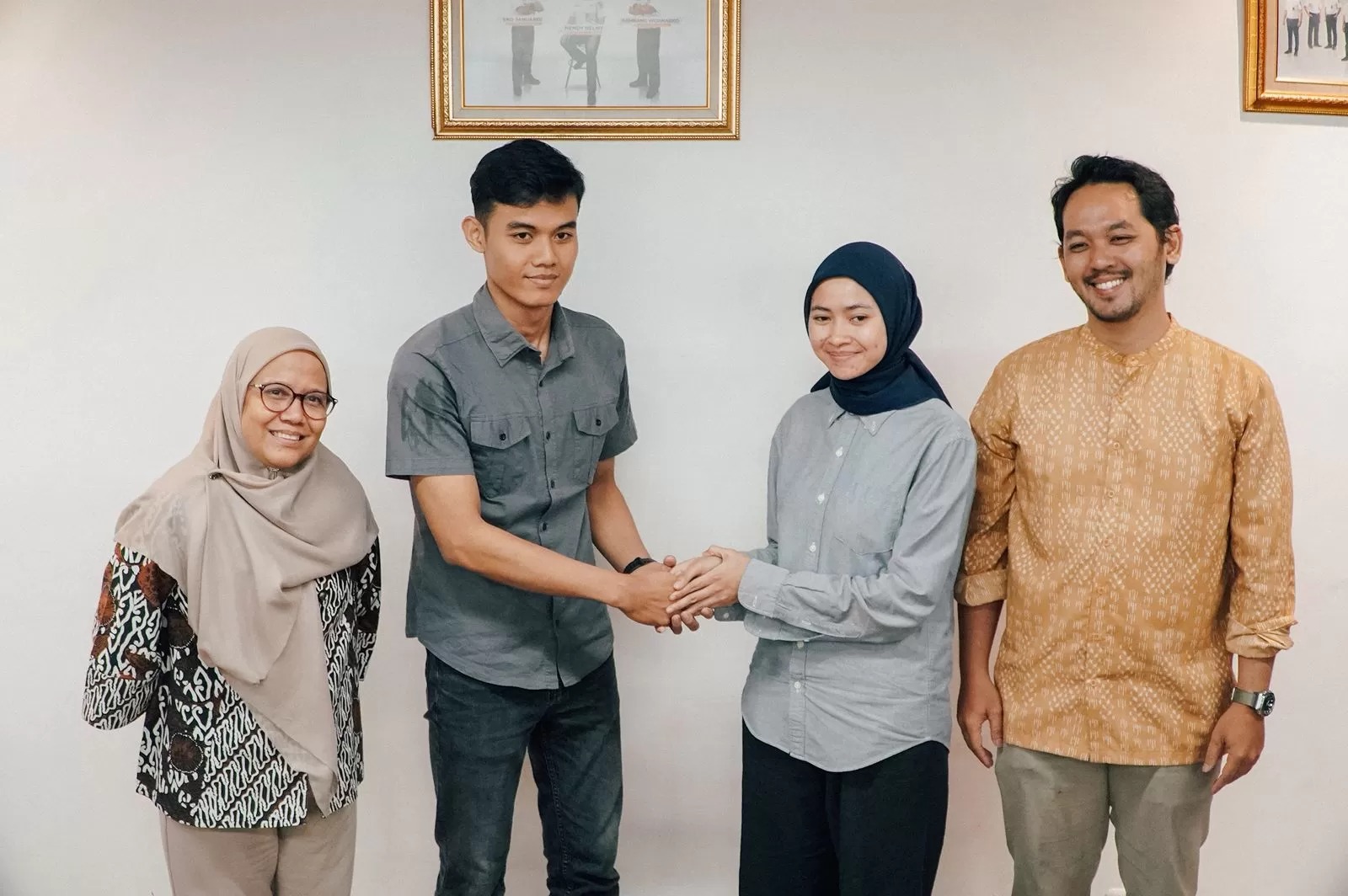 Petugas front liner KAI Argi Budiansyah dan pasangan suami istri Anita dan Alvin sepakat berdamai terkait kasus hilangnya tumbler Tuku di KRL Commuter Line, Kamis (27/11/2025).