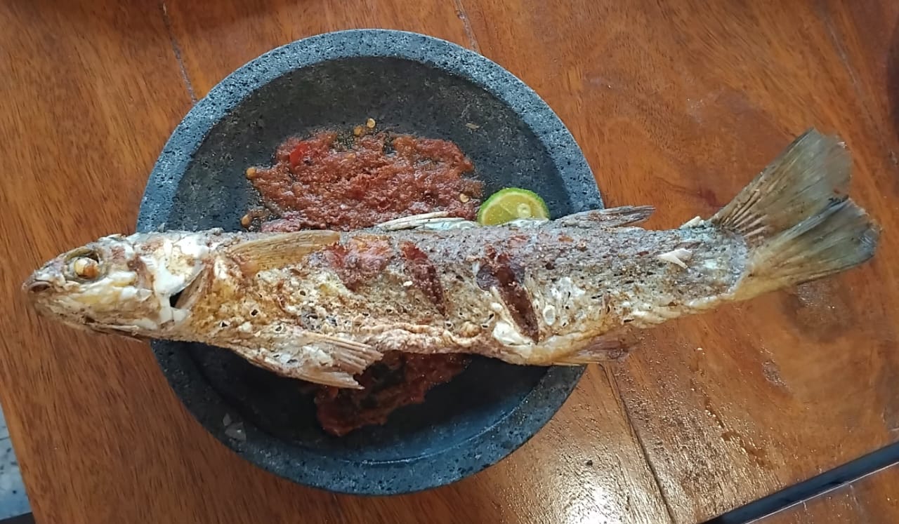 Ikan Belanak Goreng gurih, kaya akan kandungan omega-3, dan paling enak dinikmati dengan suasana sawah yang sejuk.