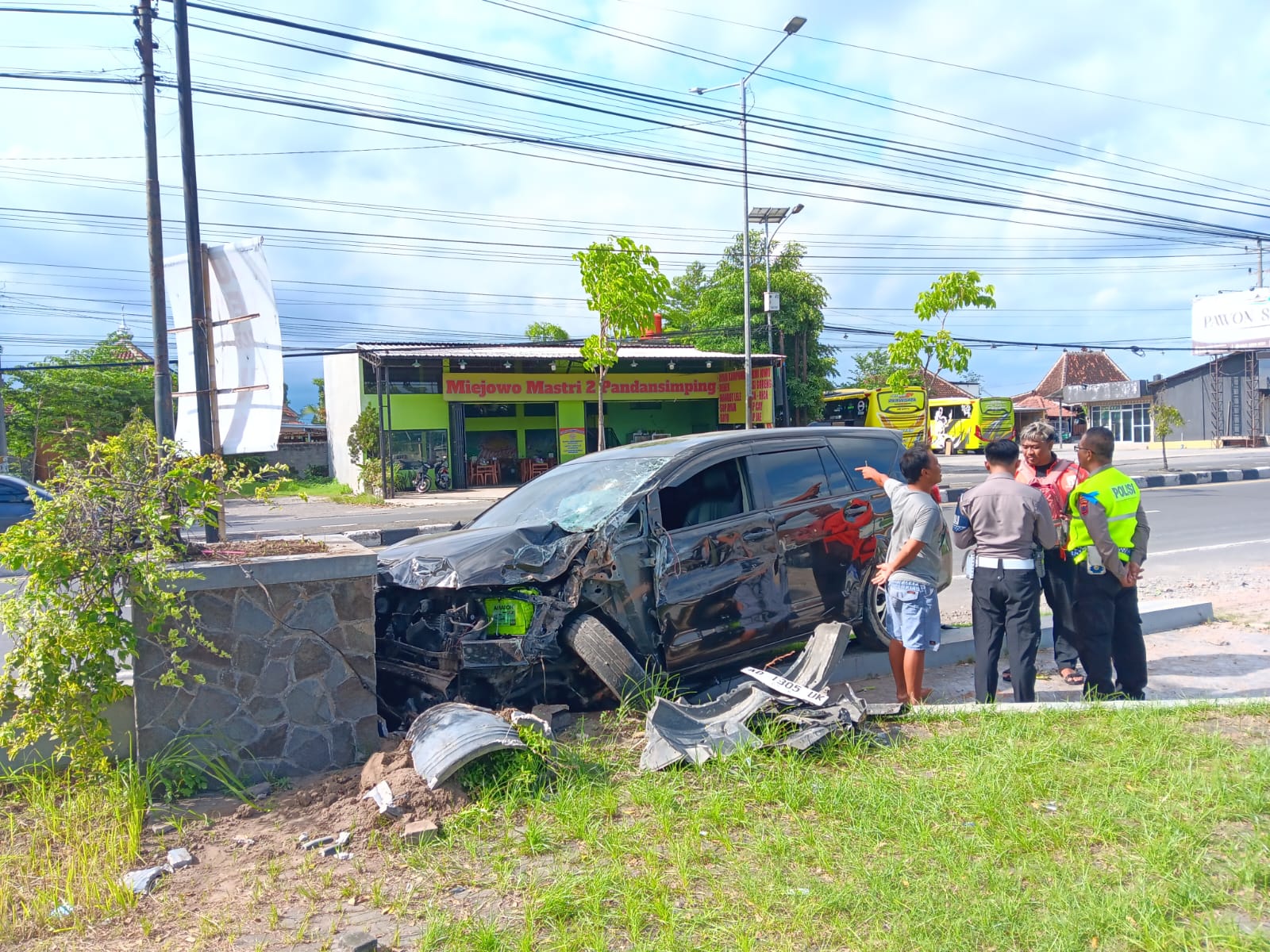Kecelakaan tunggal melibatkan Innova Reborn terjadi di Jalan Solo&ndash;Jogja, Jogonalan, Klaten, Jumat siang (28/11).