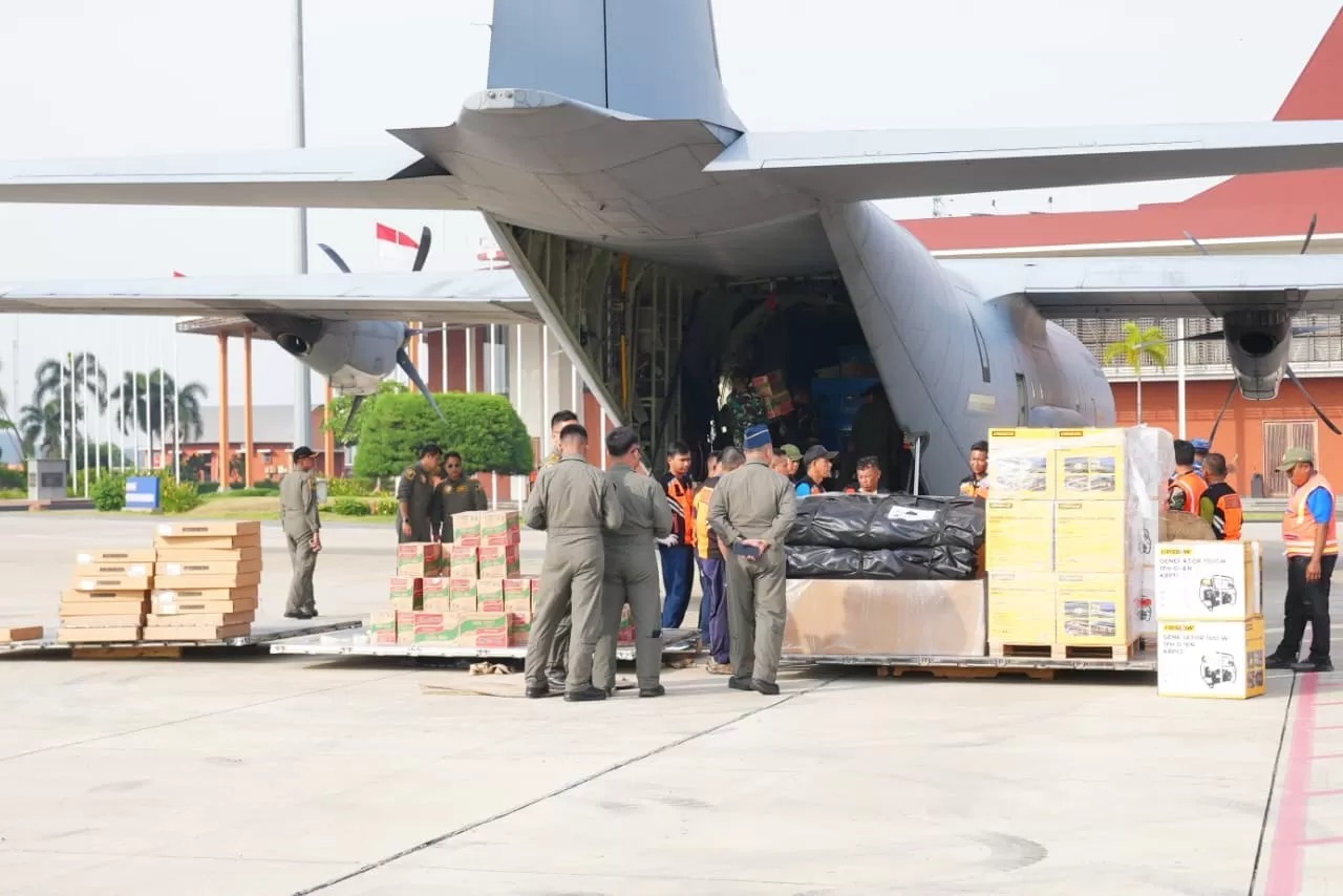Pesawat Angkut Berat TNI dikerahkan mengirim bantuan untuk korban bencana di Aceh, Sumut, dan Sumbar, pada Jumat (28/11).