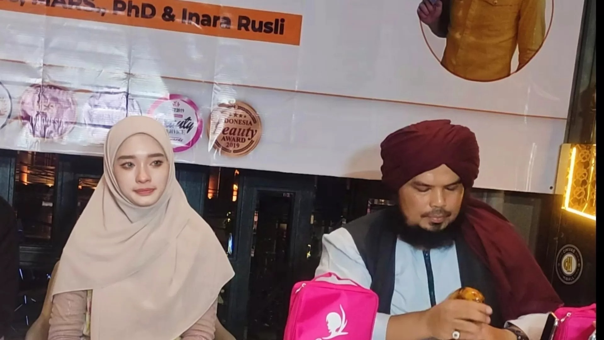 Inara Rusli (kiri) didampingi Ustaz Derry Sulaiman ketika memutuskan untuk melepas cadar yang selama ini dikenakannya.