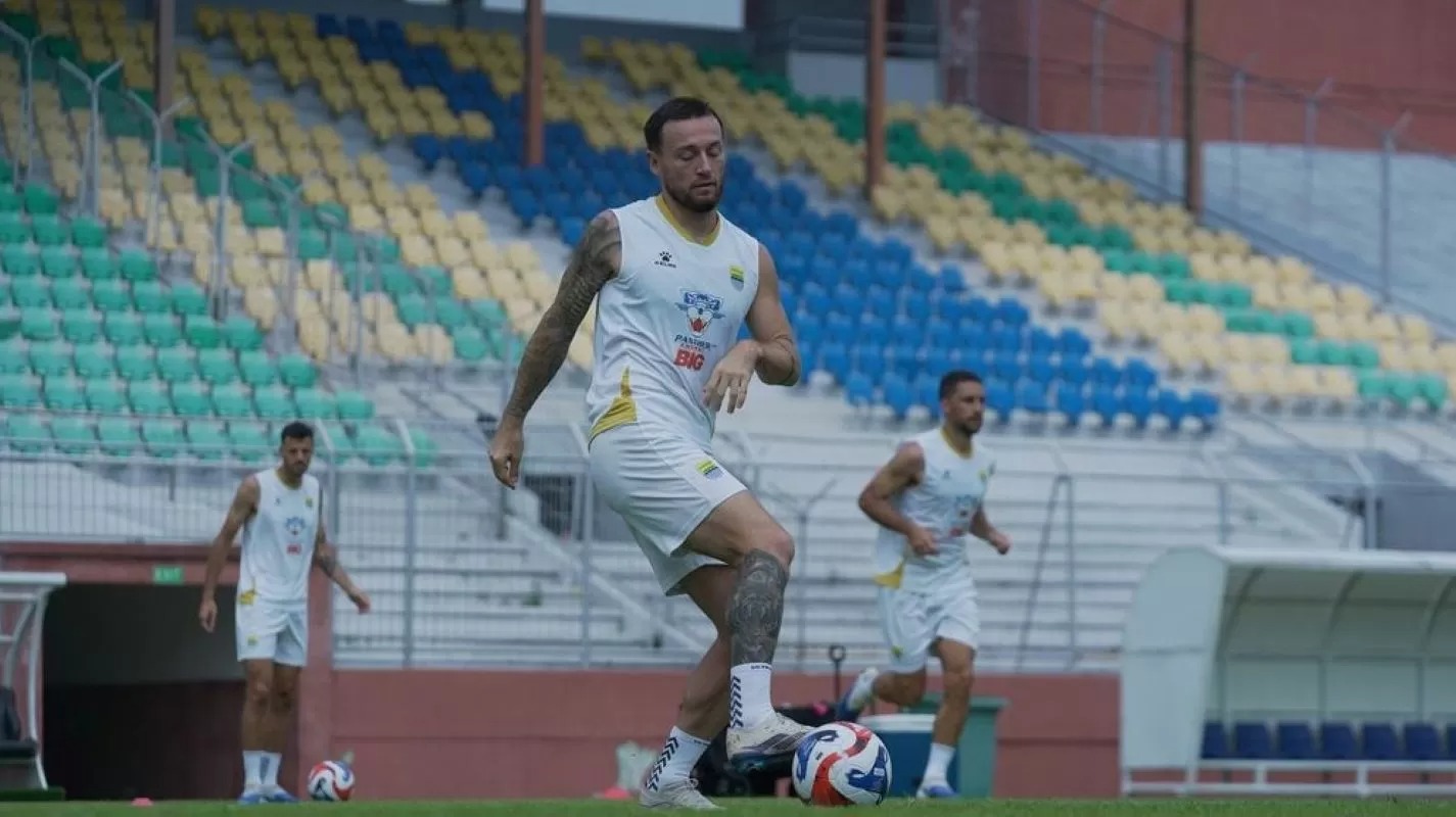 Persib Bandung bersiap menghadapi Madura United di laga Super League sebelum bentrok dengan Borneo FC.