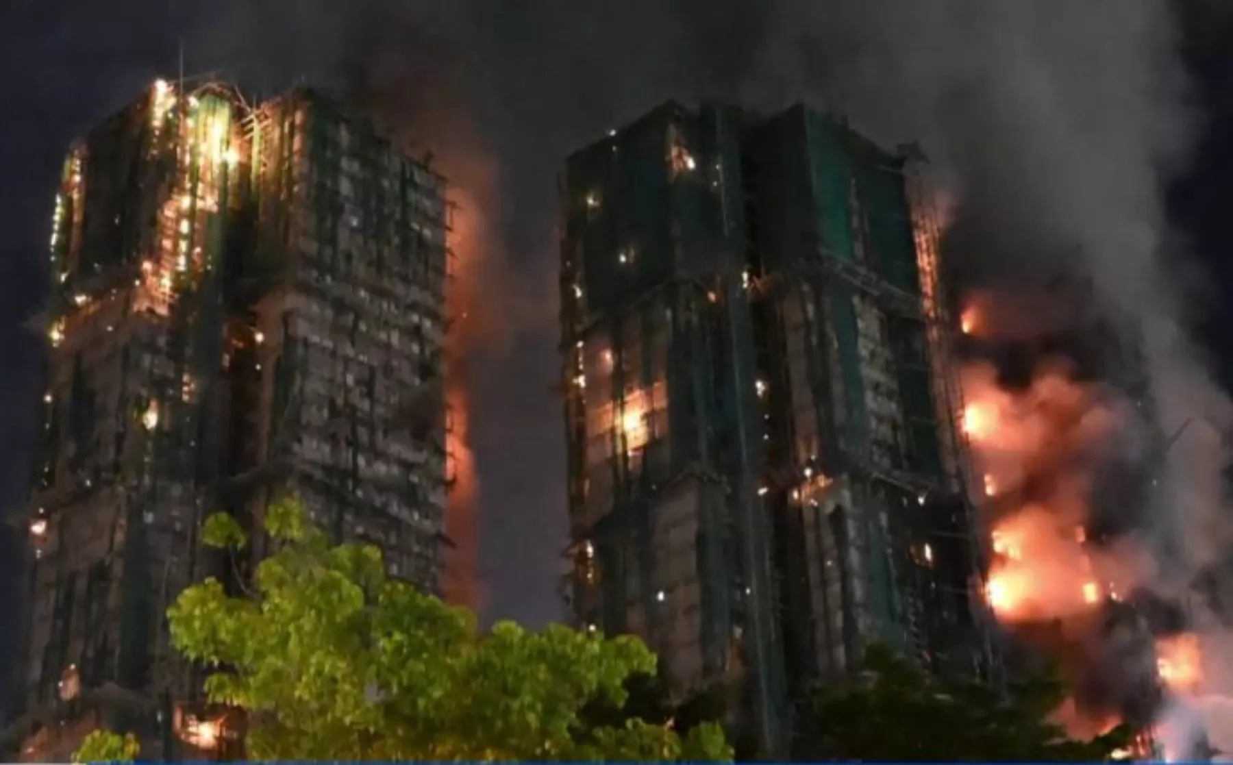 Tangkapan layar video kebakaran besar kompleks apartemen di Hong Kong.