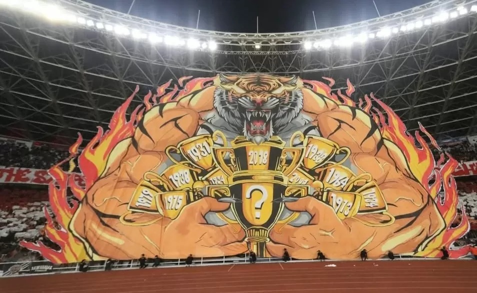Koreografi dari The Jak Mania untuk Persija Jakarta di Stadion Utama GBK.
