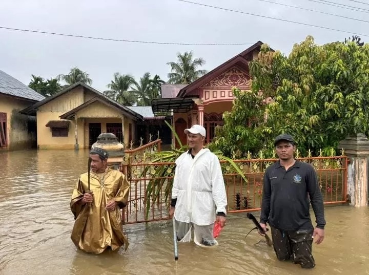 Banjir masih merendam wilayah Kabupaten Aceh Utara hingga hari ini Kamis (27/11). Sebanyak 130 gampang yang berada di 17 kecamatan terdampak.