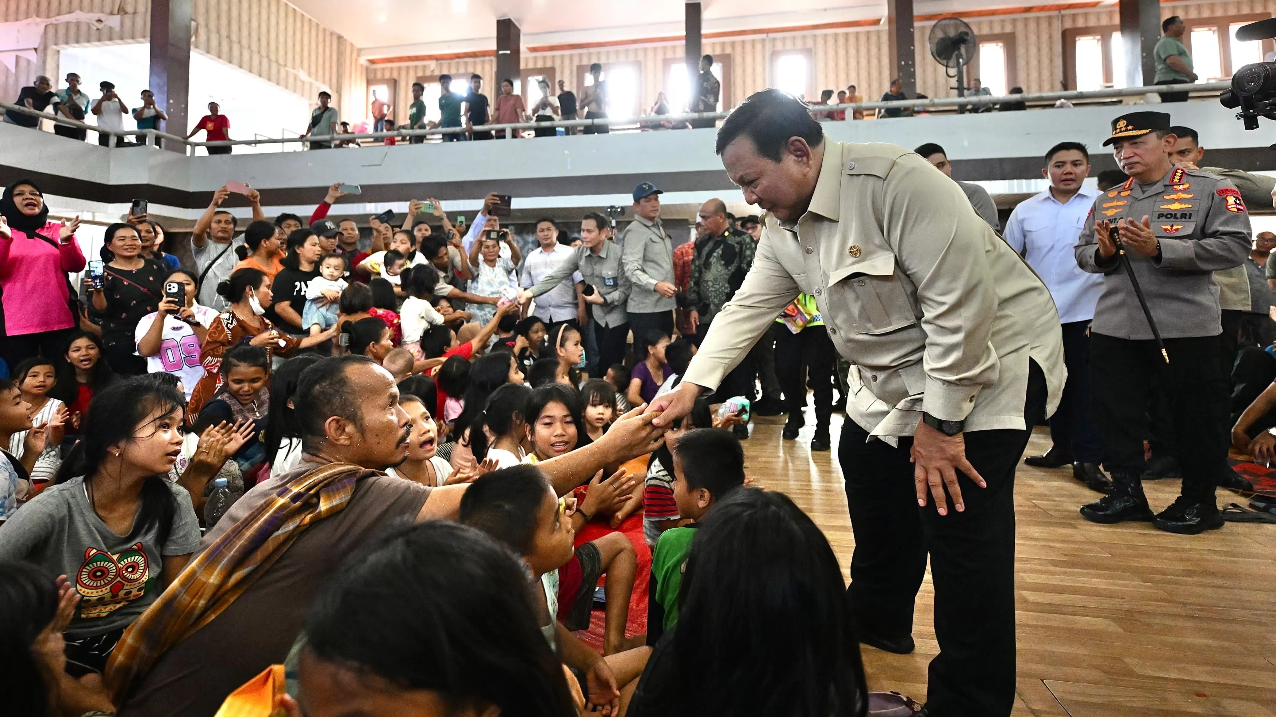 Presiden Prabowo Subianto saat bertemu dengan warga Tapteng.