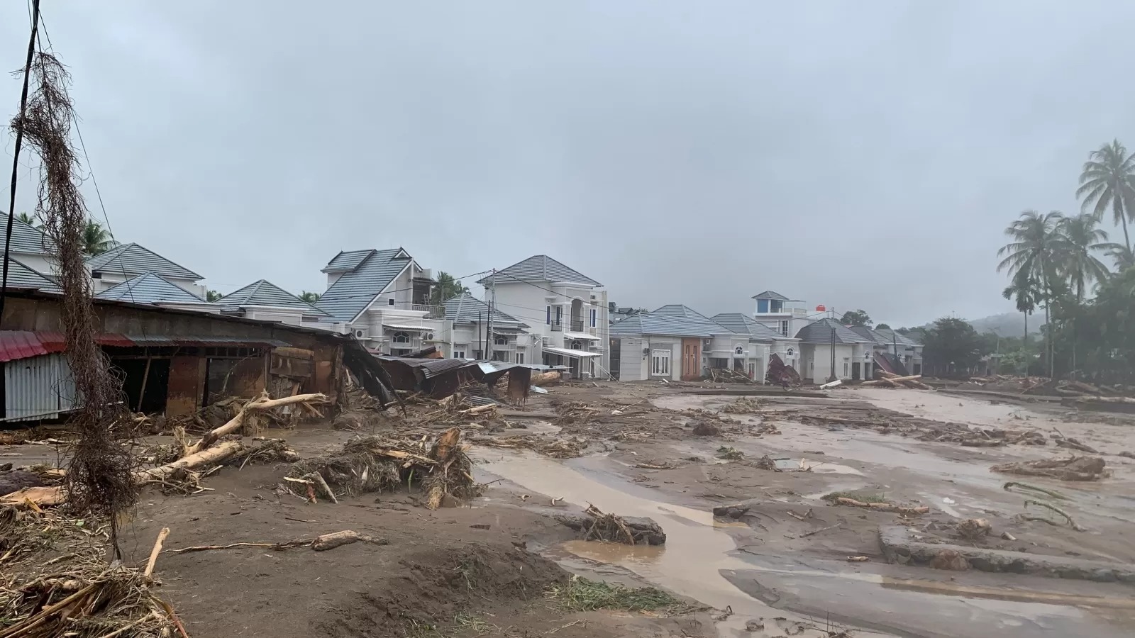 Kerusakan akibat banjir yang membawa material pohon dan lumpur di pemukiman rumah warga di wilayah Lubuk Minturun, Koto Tengah, Kota Padan, Sumbar, pada Kamis (27/11/2025).