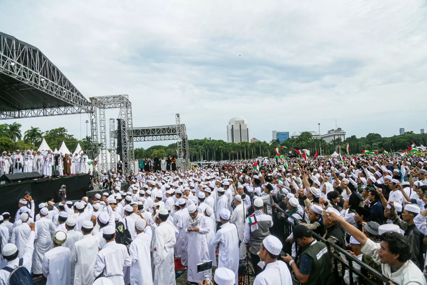 Ilustrasi: Massa aksi saat mengikuti reuni 212 di Silang Monas, Jakarta, Senin (2/12/2024).