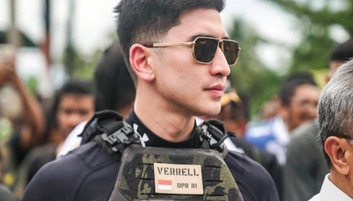 Verrel Bramasta jadi sorotan pakai rompi saat mengunjungi korban bencana banjir.