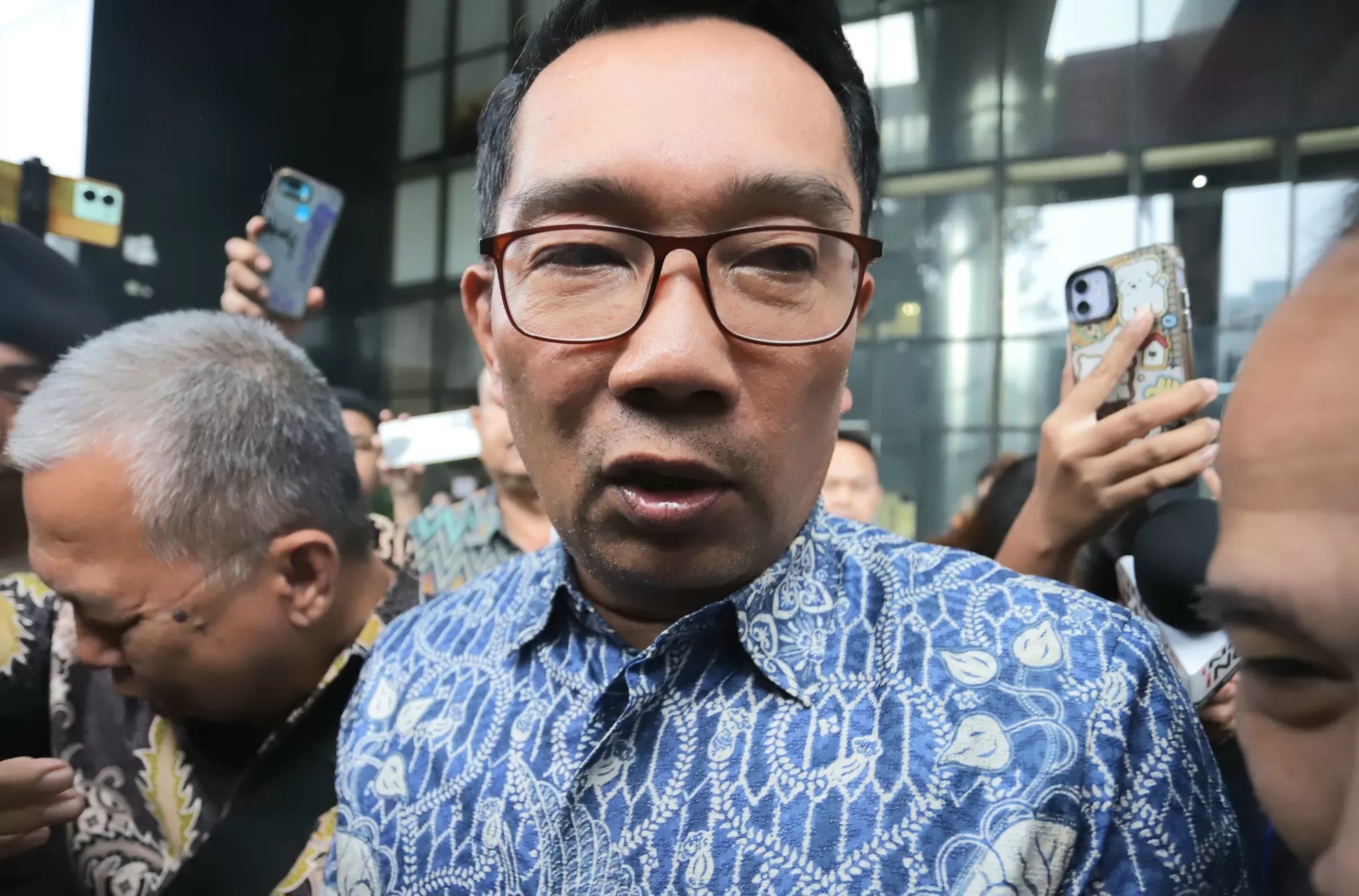 Mantan Gubernur Jawa Barat Ridwan Kamil usai menjalani pemeriksaan di Gedung KPK, Jakarta, Selasa (2/12/2025).