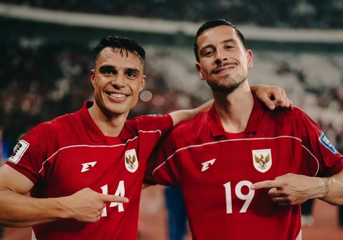 Gelandang Timnas Indonesia Joey Pelupessy (kiri) dikabarkan akan susul Thom Haye (kanan) bergabung dengan Persib Bandung.